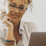 Frau mit Laptop, die eine Online Video Beratung zum Augenlasern bei MUNICH EYE macht.