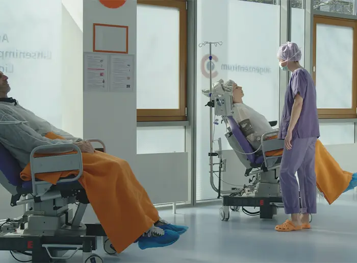 Patienten beim Aufwachen nach der OP - liebevoll betreut von unseren Mitarbeiter:innen