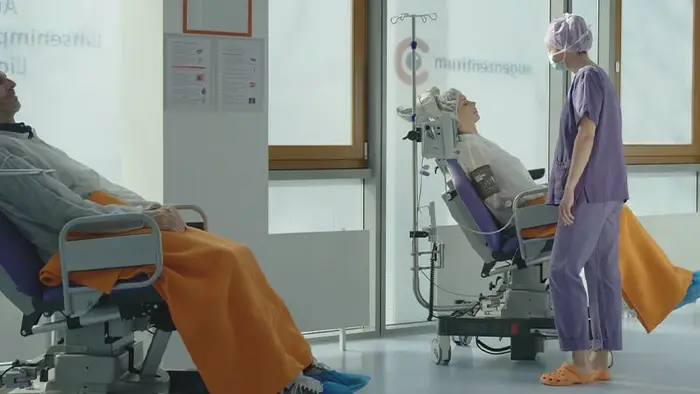 Patienten beim Aufwachen nach der OP - liebevoll betreut von unseren Mitarbeiter:innen
