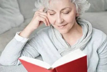 Ältere Frau: Lesen und Fernsicht ohne Brille möglich.