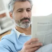 Mann mit Zeitung
