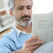 Mann mit Zeitung