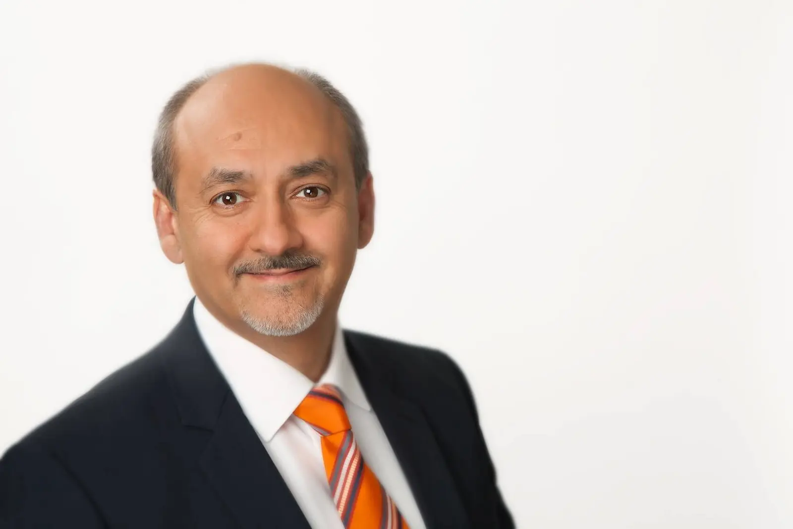 Prof. h.c.* Dr. med. Amir-Mobarez Parasta – Augenchirurg und ärztlicher Leiter im MUNICH EYE Augenzentrum München