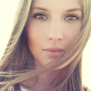 Junge Frau, die sich die Augen lasern lassen möchte und ihre Eignung dafür prüft.