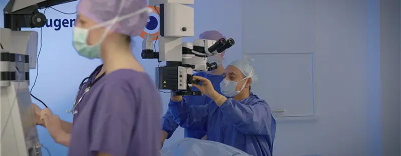 Prof. Parasta bei einer ICL Pro Augenoperation im MUNICH EYE Augenzentrum – Behandlung beider Augen in einer Sitzung für sofort symmetrisches Seherlebnis.